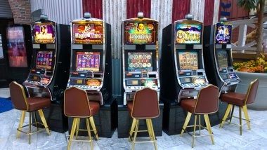Hakabet mobile app interface showing slot games and navigation menu